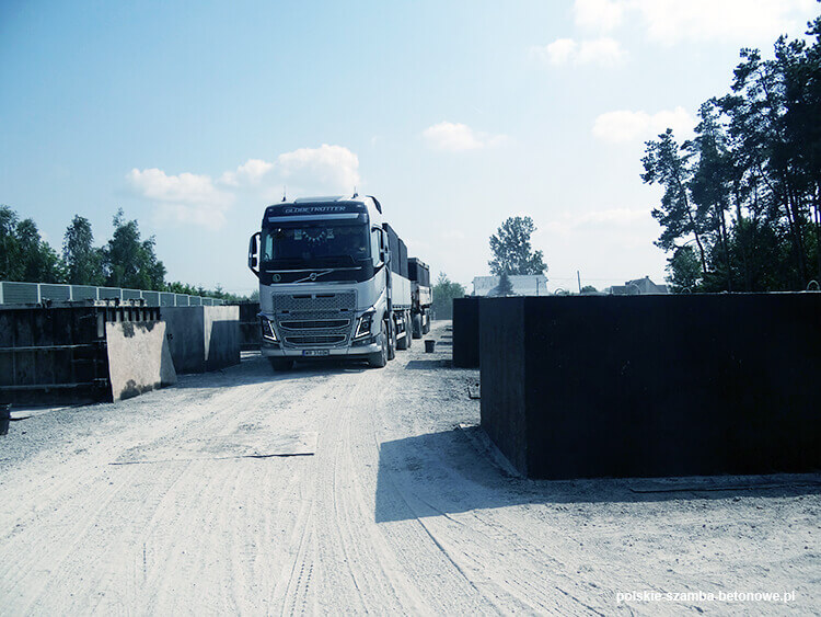 Transport szamb betonowych  w Kamieniu Krajeńskim